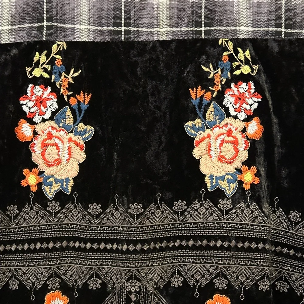 Andree by Unit Plaid Velvet Floral Embroidered 3/4 Sleeve Button Down Top - Picture 7 of 10